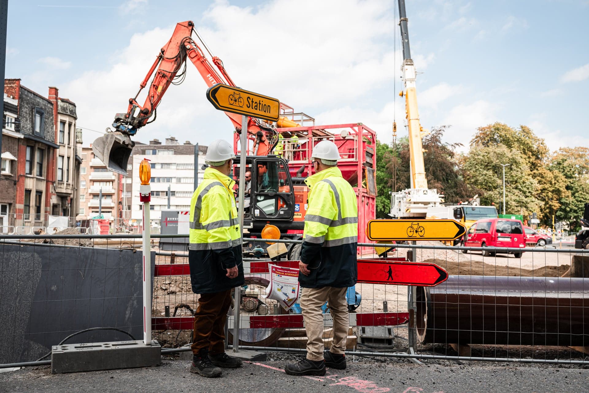 Wegsignalisatie en een omleiding bij werken in een stedelijke omgeving
