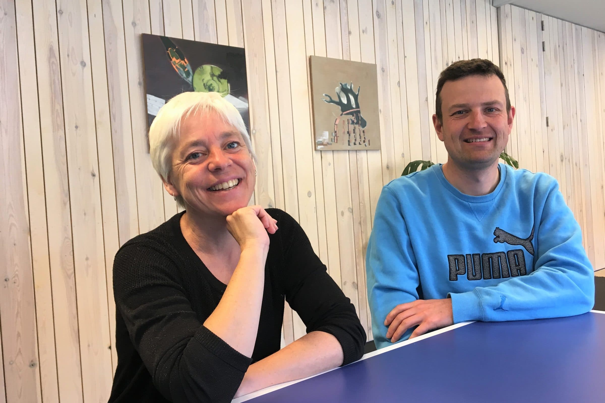 Twee medewerkers van Scelta Mobility aan de gesprekstafel
