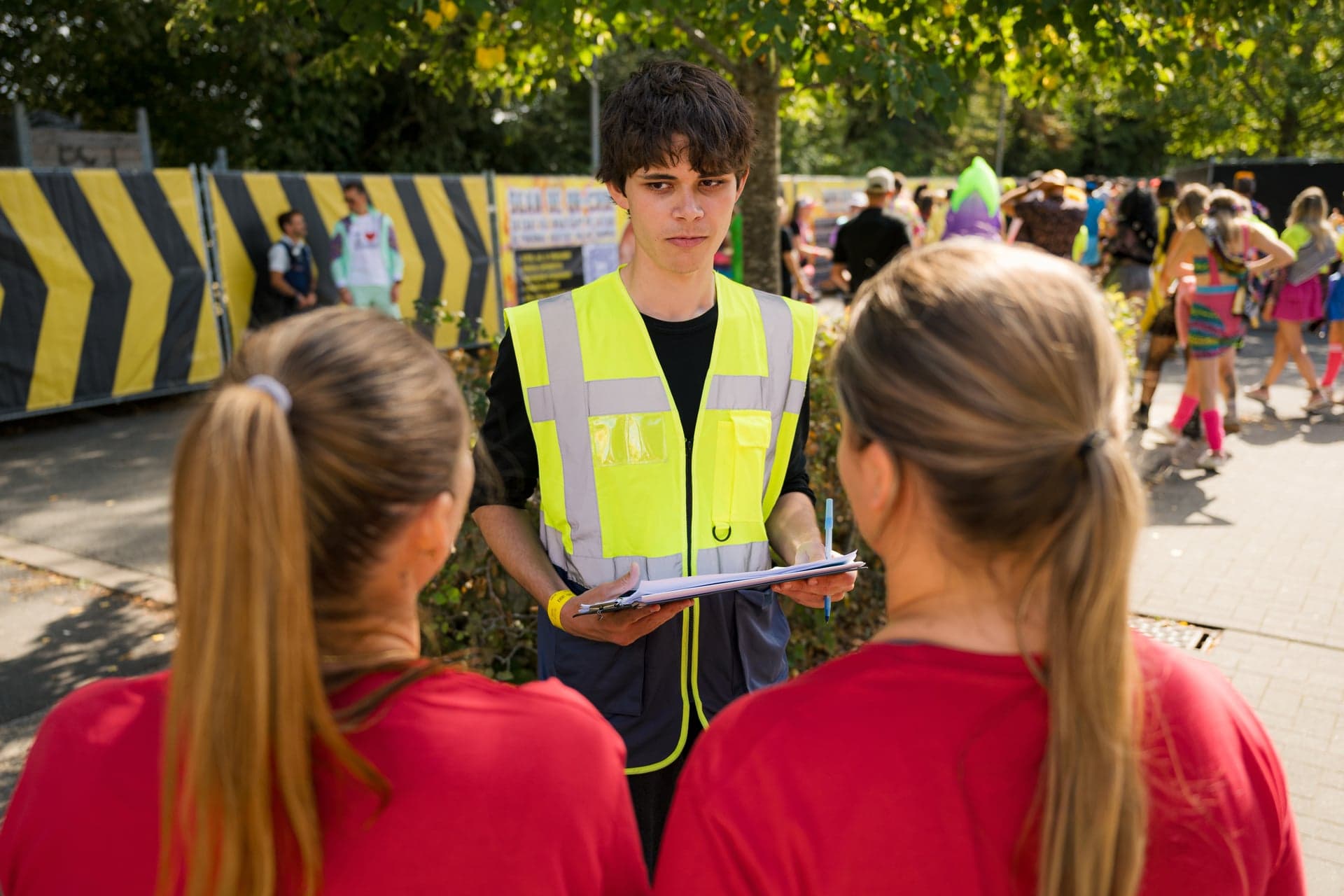 Stewards krijgen instructies aan de ingang van een festivalterrein