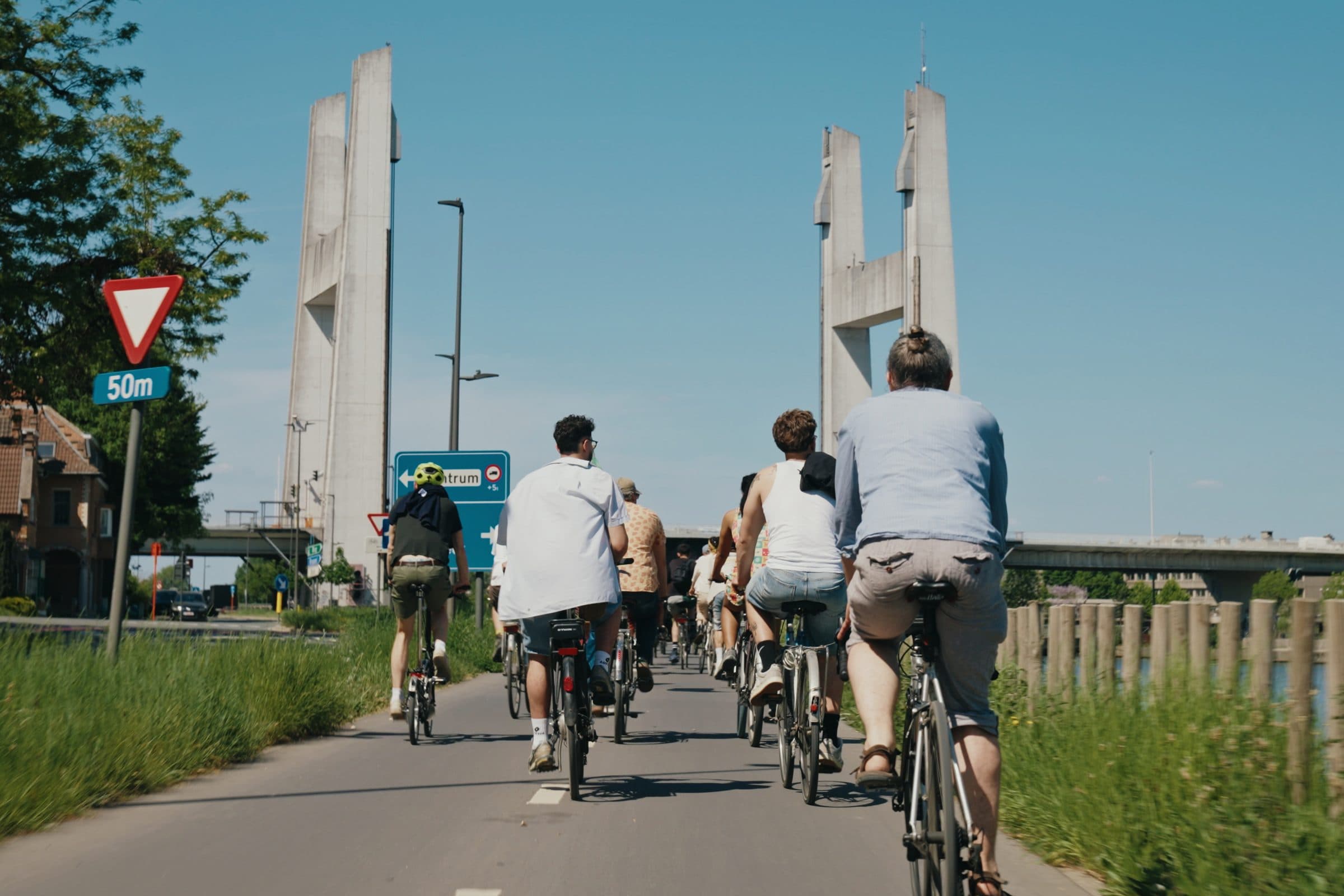 Een groep fietsers onderweg over een brug