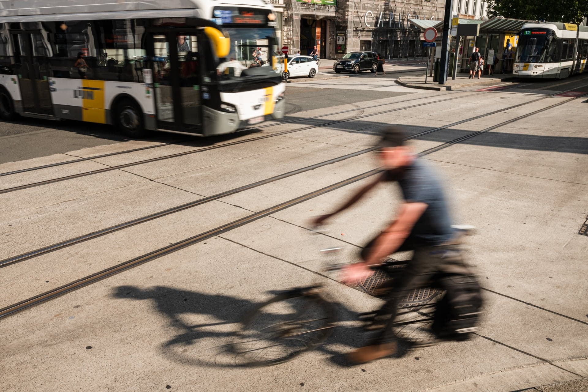 Persoon op een scooter in een stedelijke omgeving