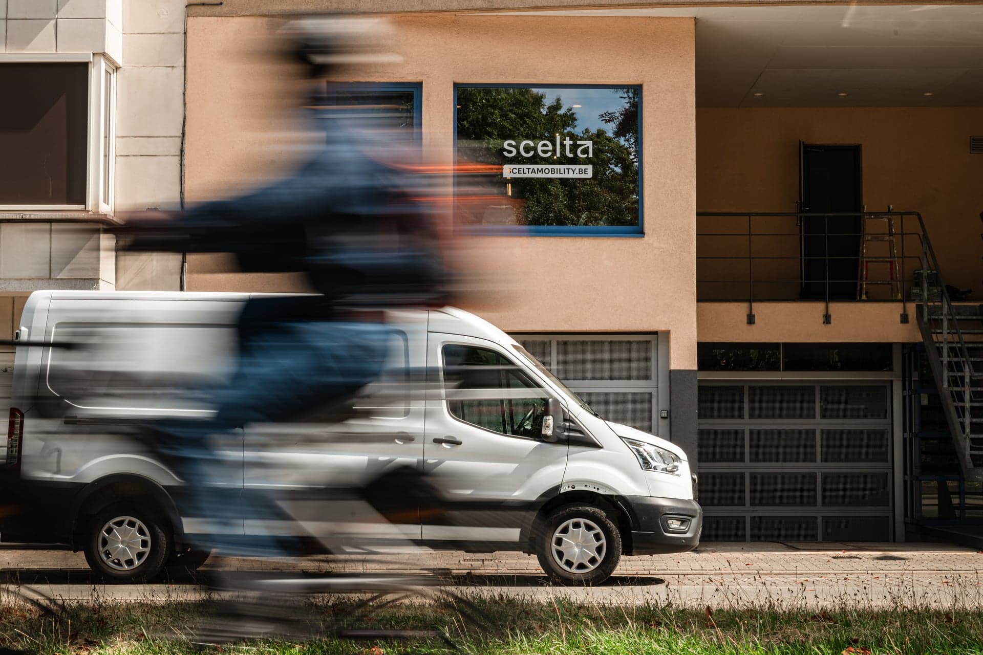 Het kantoor van Scelta, met een fietser die voorbijrijdt