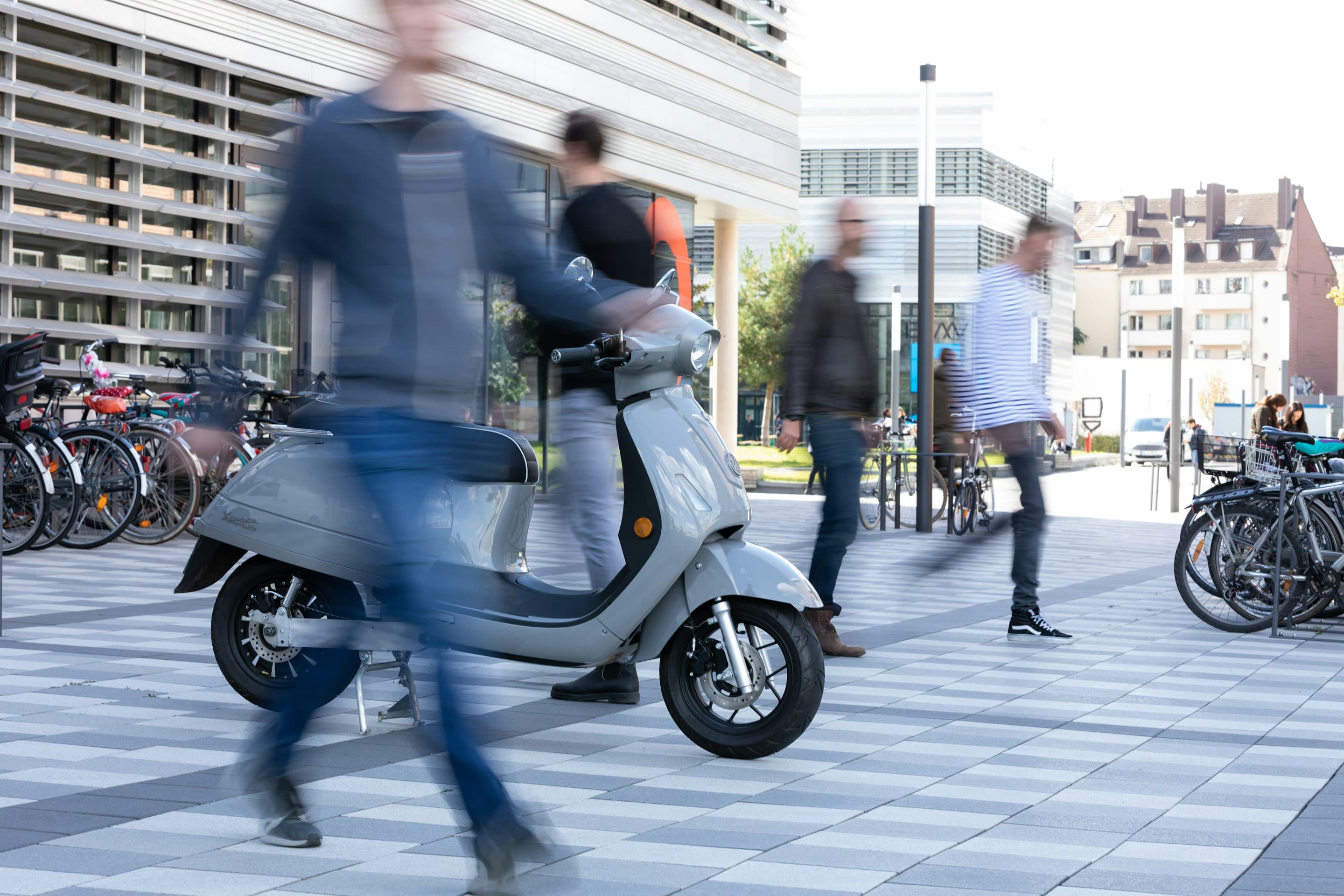 Persoon op een scooter in een stedelijke omgeving
