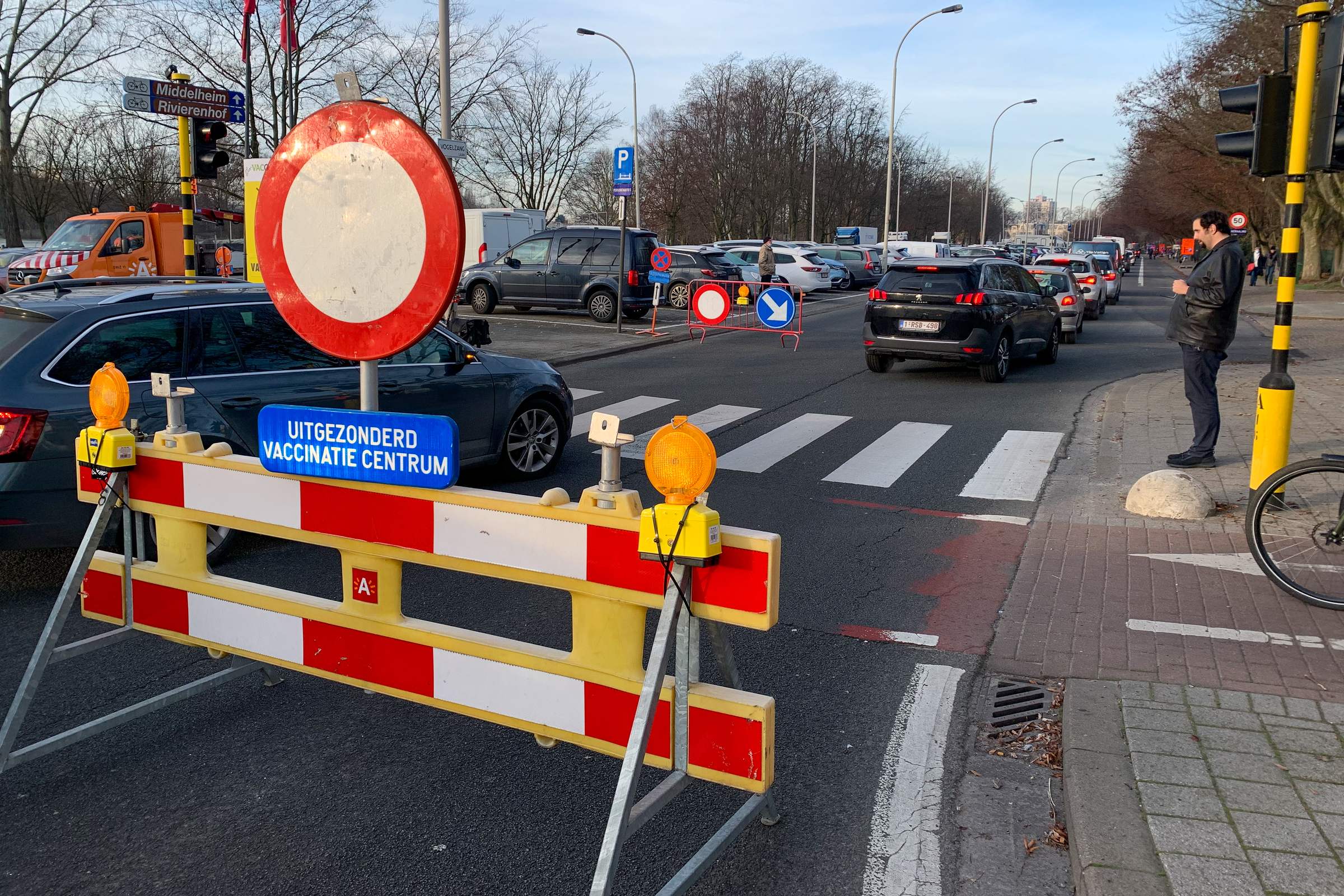 Een kruispunt met wegsignalisatie en omleiding in een stedelijke omgeving