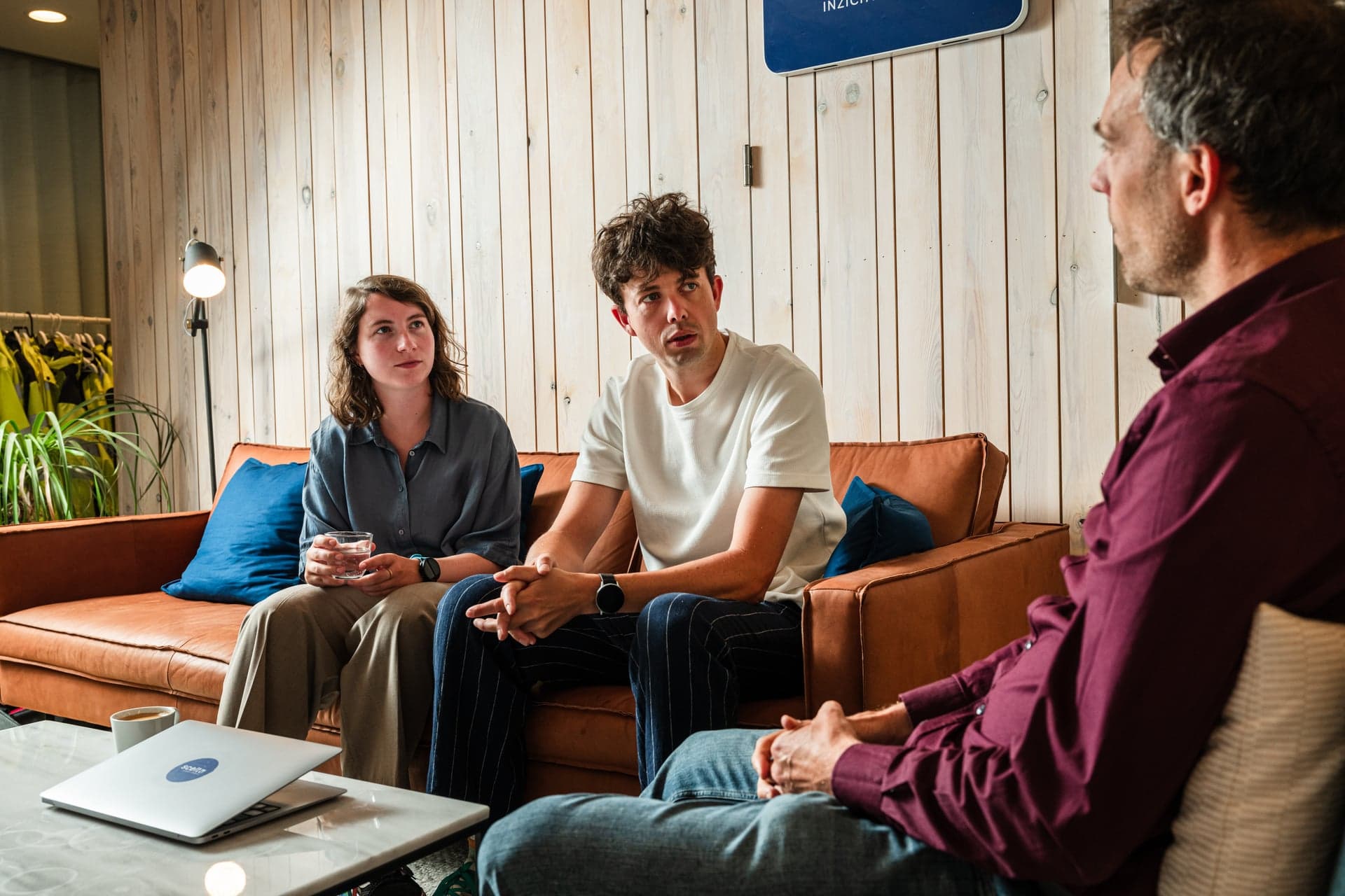 Drie collega’s van Scelta in gesprek in de zithoek van het kantoor