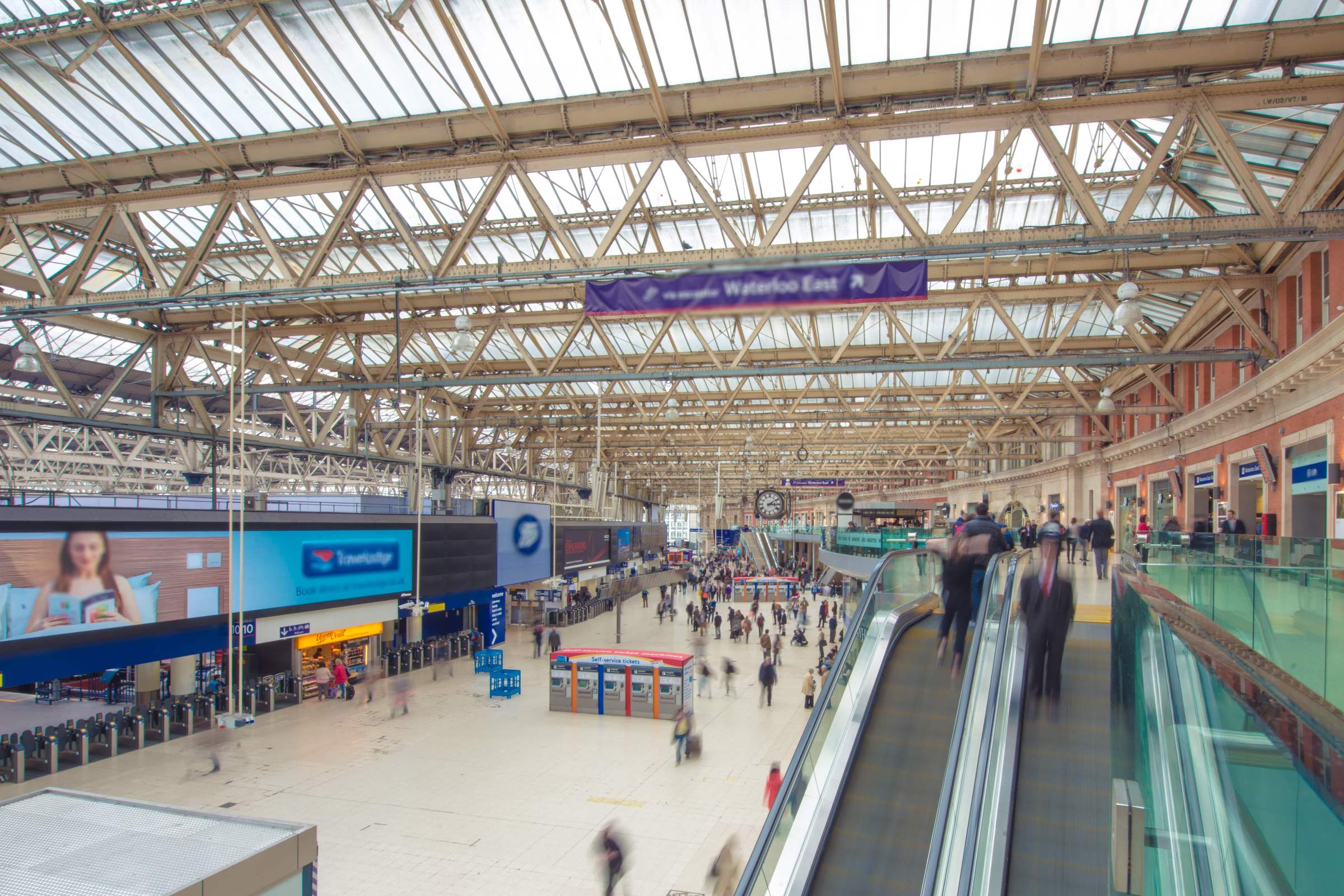 Reizigers in een grote stationshal