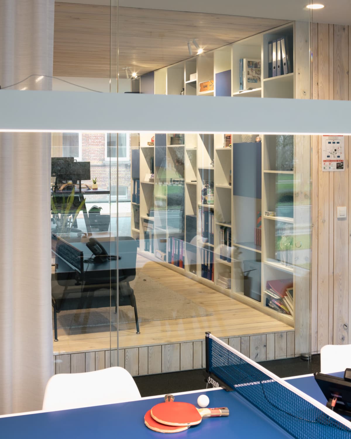 De boekenwand en de pingpongtafel in het kantoor van Scelta Mobility