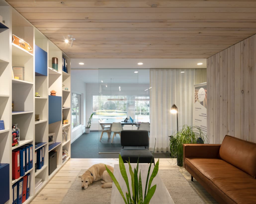 De ontvangstruimte van een kantoor met zithoek en boekenwand