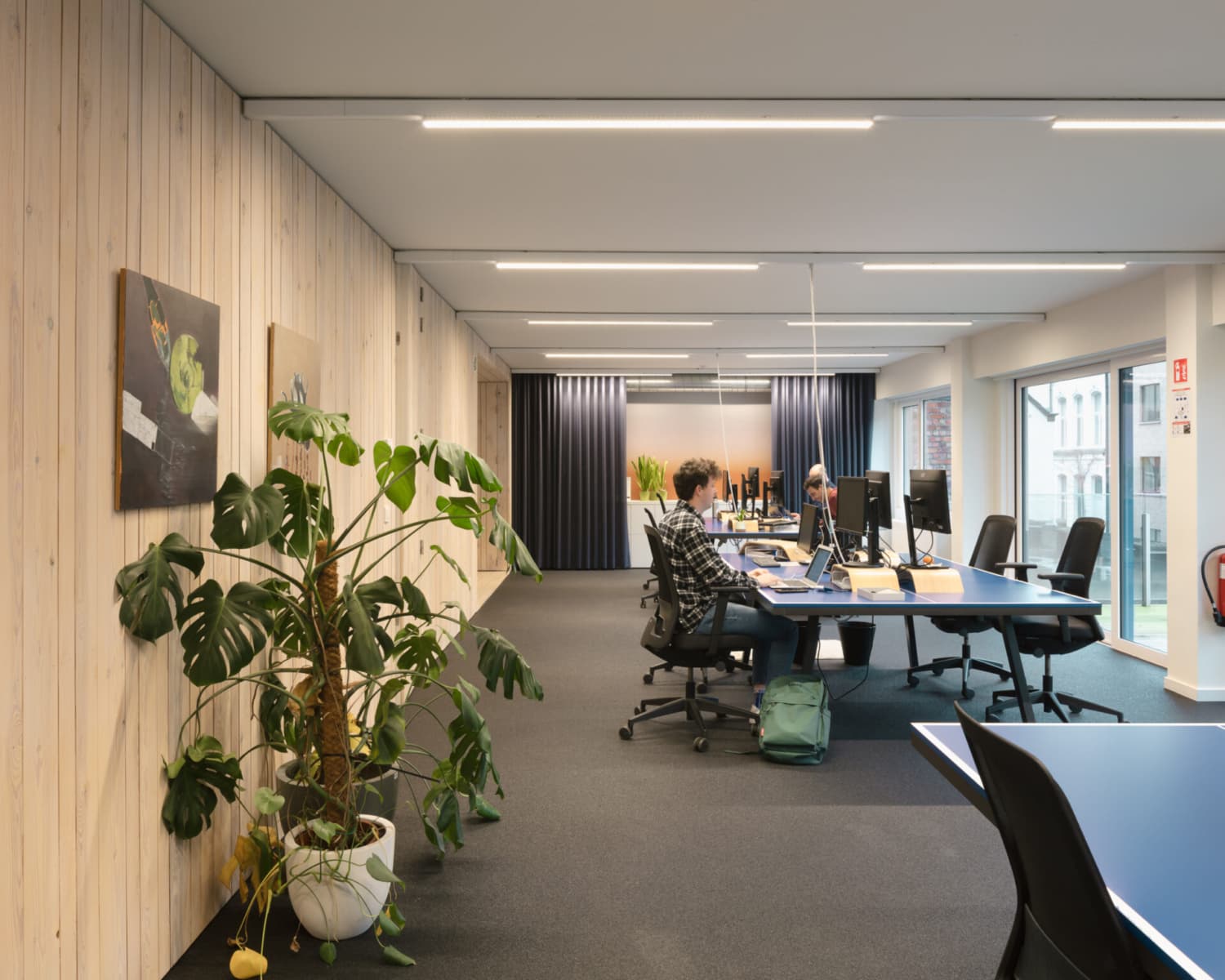 Collega’s aan het werk in het landschapskantoor van Scelta Mobility