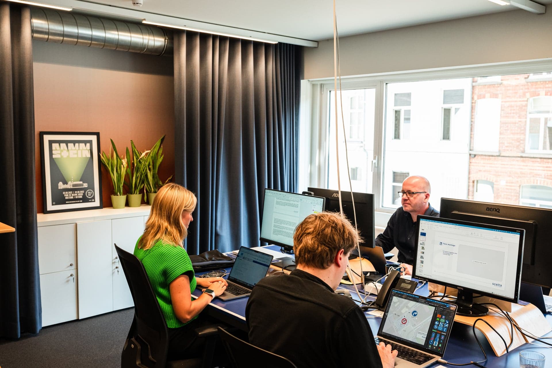 Collega’s aan het werk in het landschapskantoor