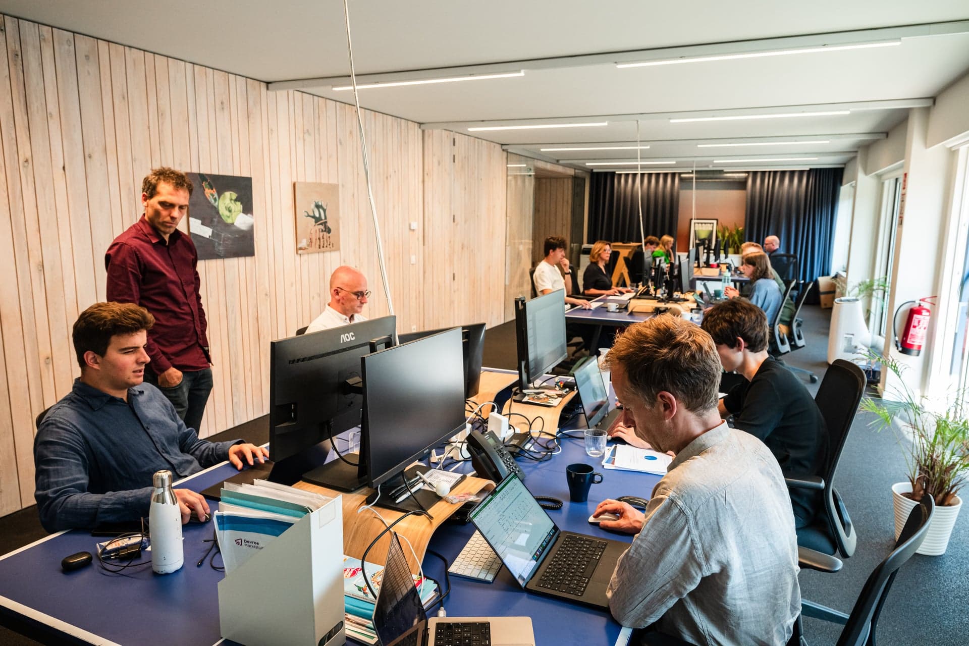 Collega’s aan het werk in het landschapskantoor van Scelta