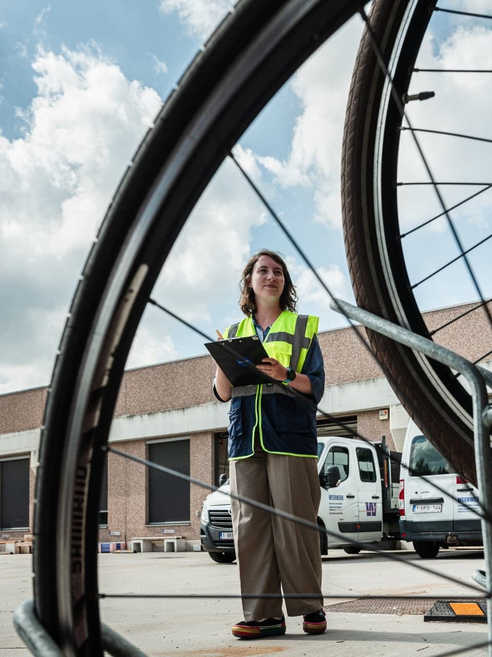 De gang van het kantoor, met doorkijk naar de werkplekken