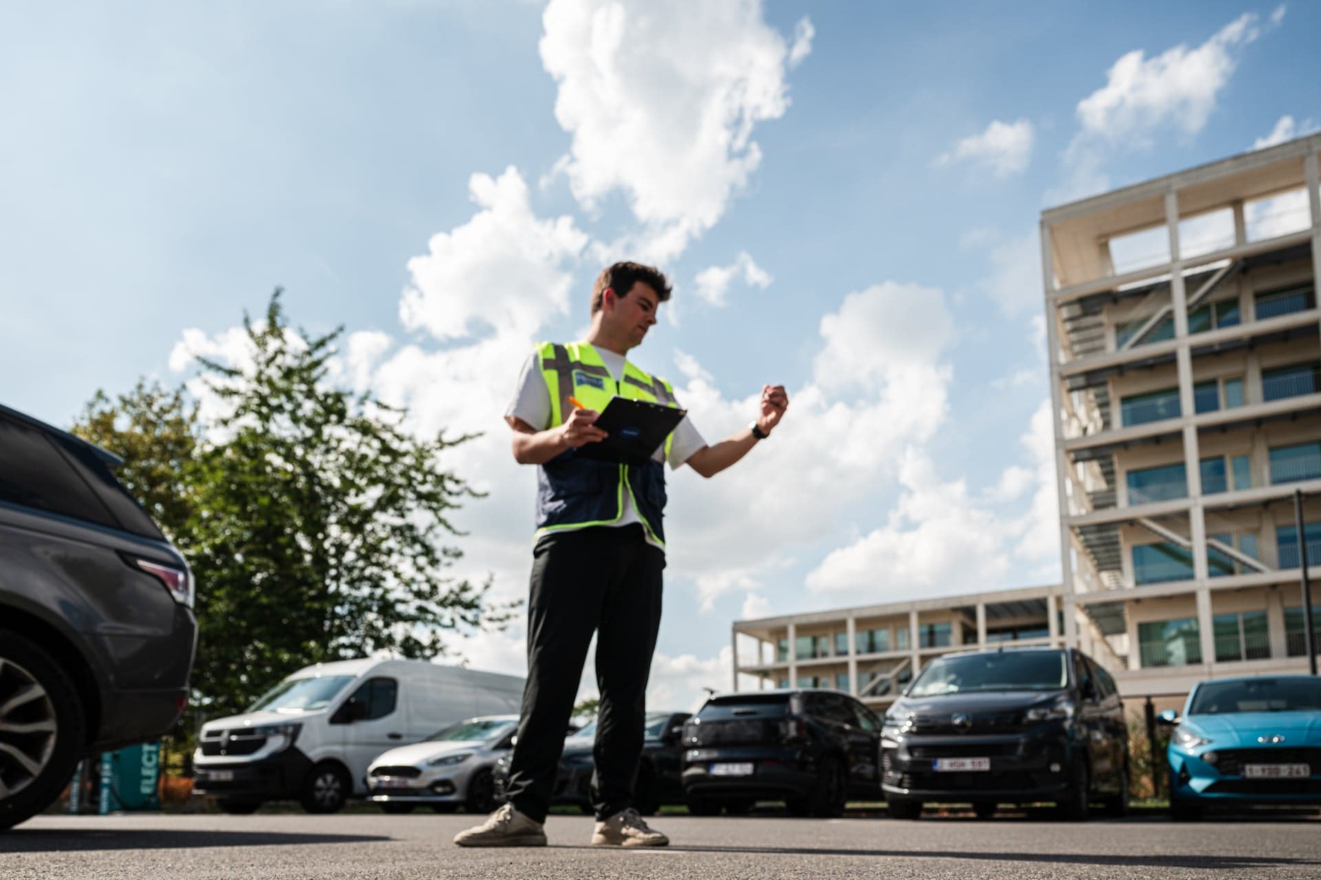 Een medewerker van Scelta noteert de parkeerbezetting op de parking van een bedrijvensite