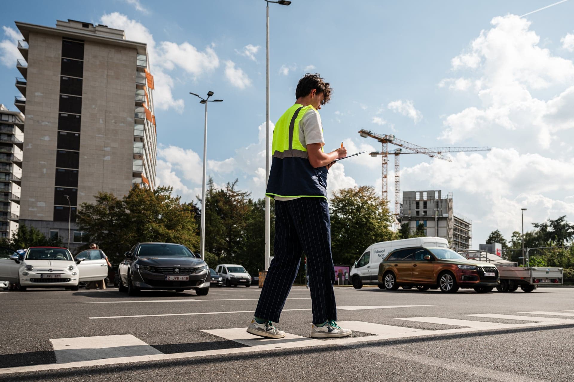 Een medewerker van Scelta doet metingen bij een woonontwikkeling in opbouw