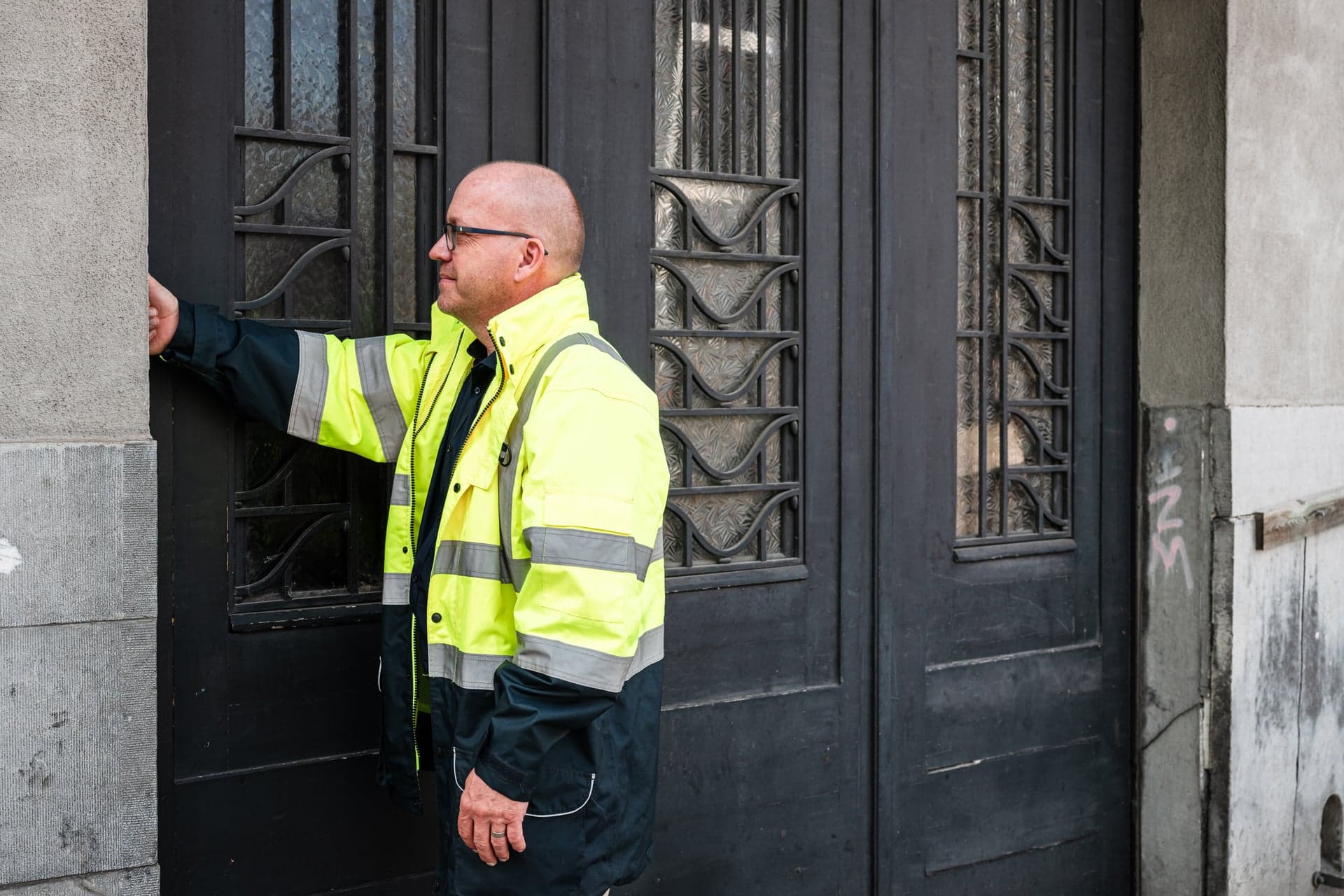 Een medewerker van Scelta belt aan bij een bewoner in de werfzone