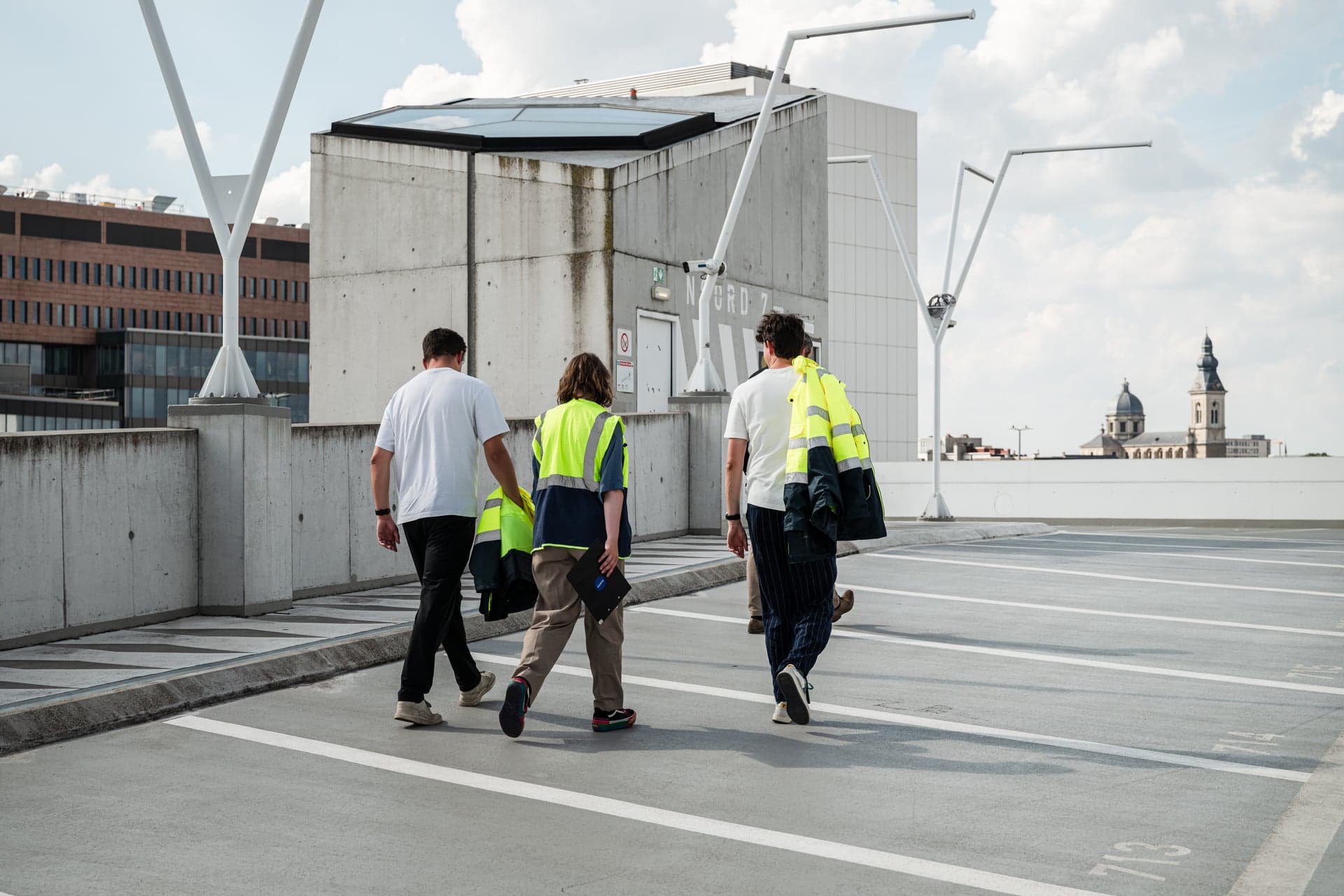 Collega’s van Scelta verkennen een parkeerdek tijdens een terreinbezoek