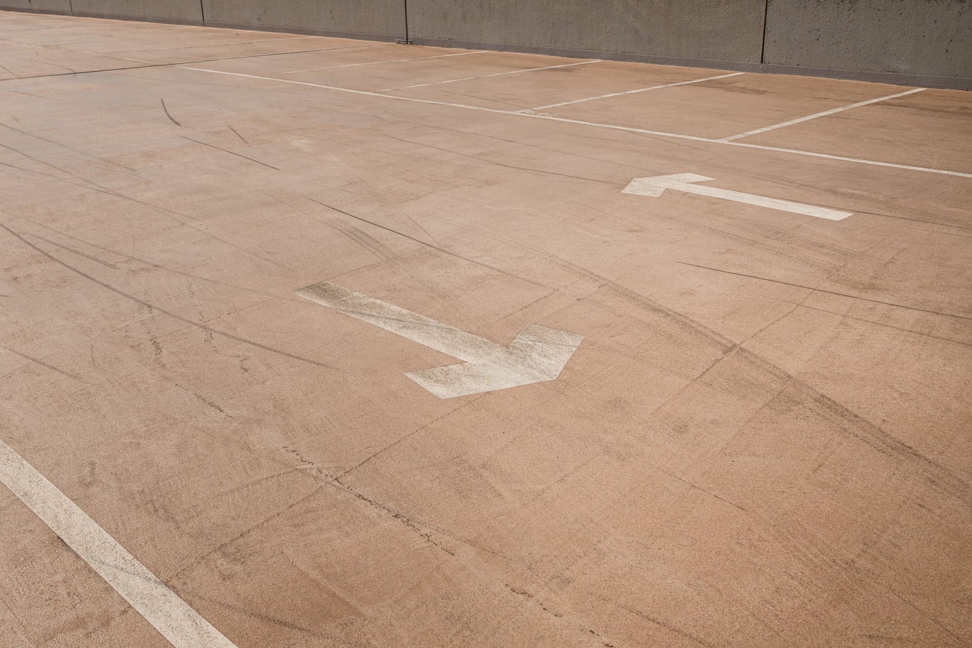 Een leeg parkeerdek met gemarkeerde parkeervakken