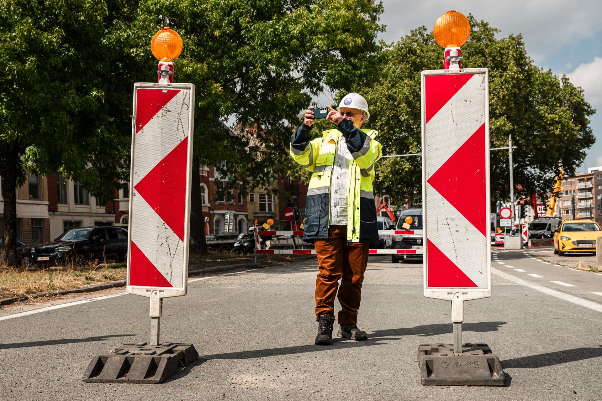 Omleidingssignalisatie midden op een straat tijdens werken
